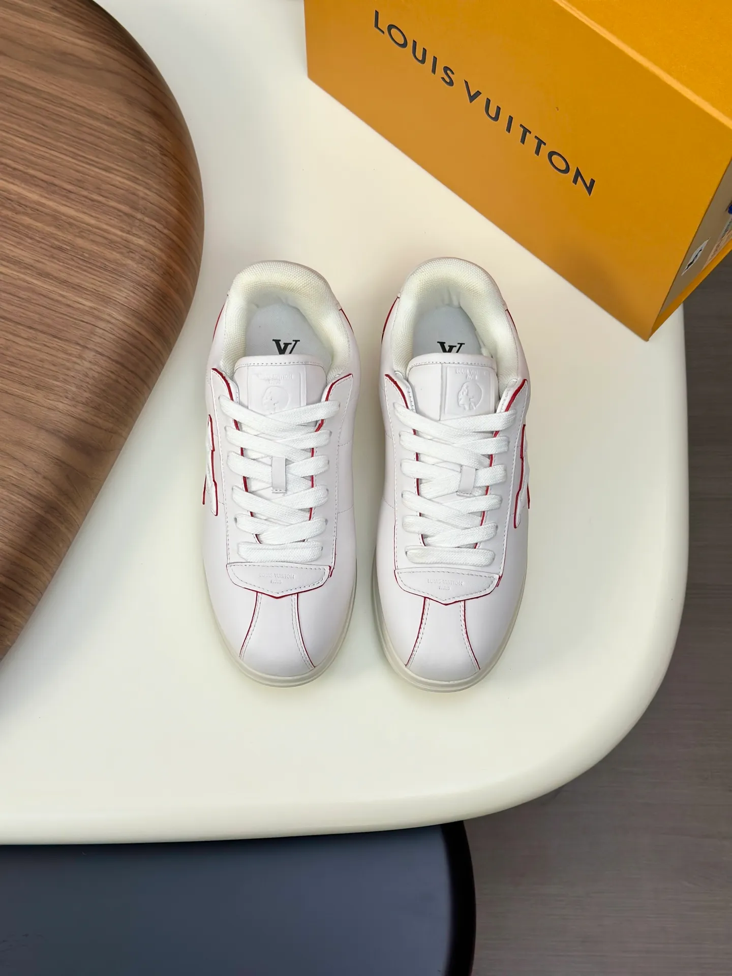 Factory direct sale ¥700💰Full set of packaging💰Top version LV-Louis Vuitton-Classic catwalk new style 1:1 developed replica of the original version! ! The upper foot is very comfortable. It is made of luxurious materials and fine workmanship. The midsole is printed with English letters "Made in Europe". The upper is made of calfskin imported from Italy. The side is decorated with the brand's LOGO and signature. The latest latex foot pads and mesh lining make the foot feel super comfortable. Original factory special supply of original two-color T men's shoes 💰U combination outsole. Bag technology Goodyear stitched edges Fabric: Exclusive custom first-layer cowhide Accessories: Exclusive private model Vuitton logo, lining: Customized silk mesh lining - first-layer silk cowhide lining Outsole: T men's shoes 💰U combination outsole wear-resistant, non-slip and anti-yellowing Foot pads: new latex pads-mesh sweat-absorbent Counter technology: fully computerized sewing machine wire drawing Toe cap Back cover Hot and cold shaping A complete set of pull-top lasts with medium and low logo patterns. Counter packaging - shoelaces, certificates, cards, instructions, certificates, dust bags. The most comprehensive packaging on the Internet. Men's model 339-44 (38/45 custom-made, non-returnable!